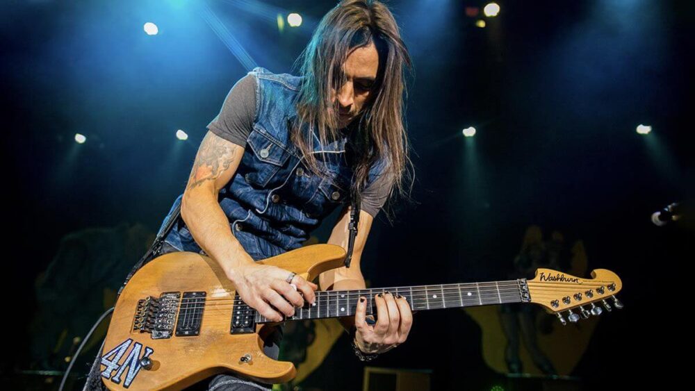 Nuno Bettencourt playing Washburn N4 guitar