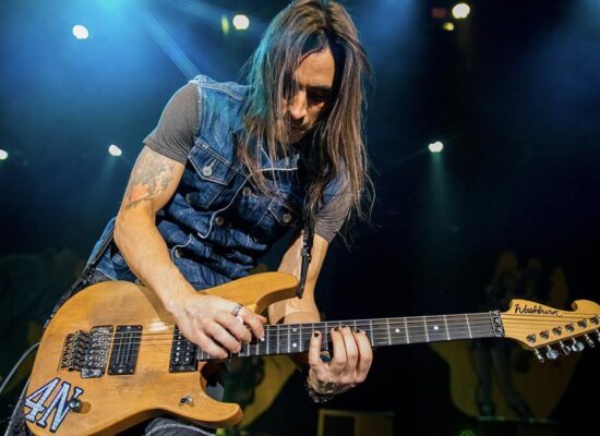 Nuno Bettencourt playing Washburn N4 guitar